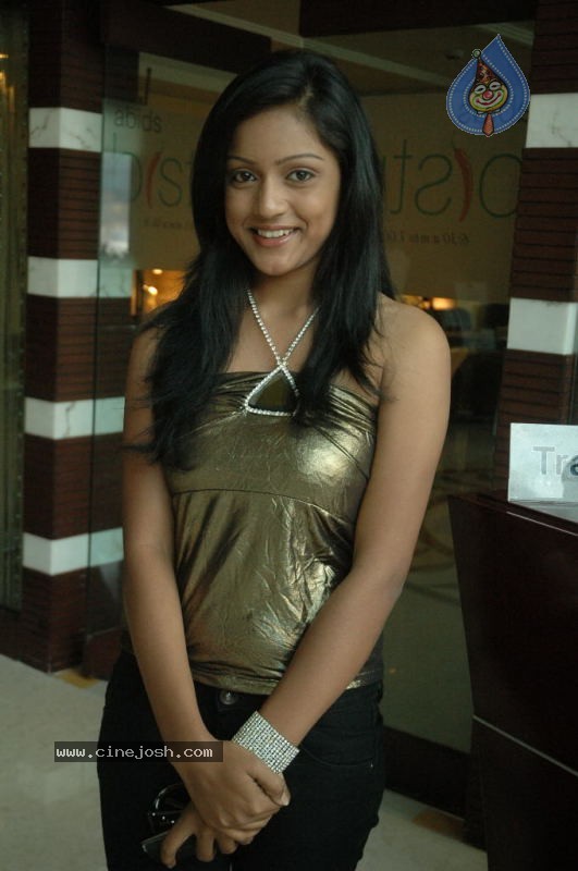 Keerthi Stills - 27 / 34 photos