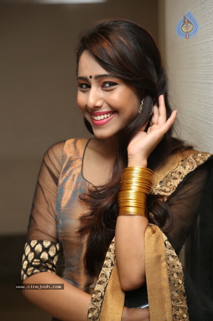 Kenisha Chandran Stills - 24 / 57 photos