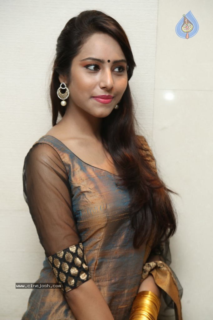 Kenisha Chandran Stills - 38 / 57 photos