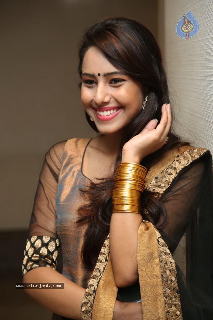 Kenisha Chandran Stills - 44 / 57 photos