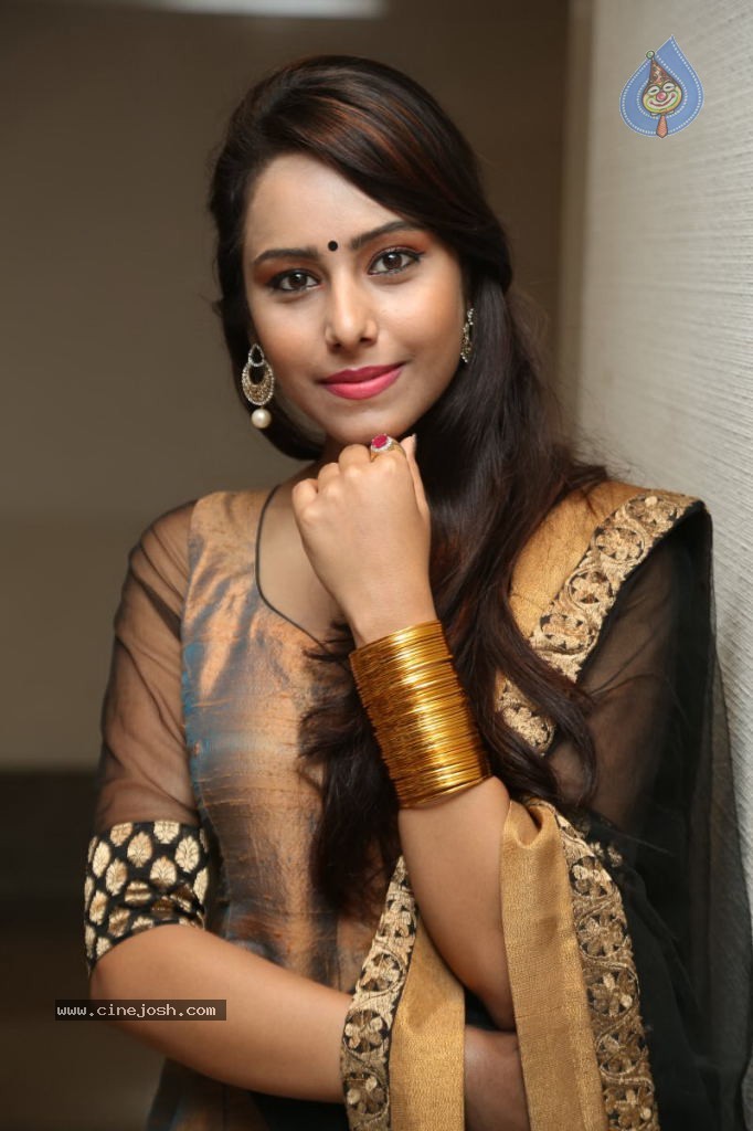 Kenisha Chandran Stills - 51 / 57 photos