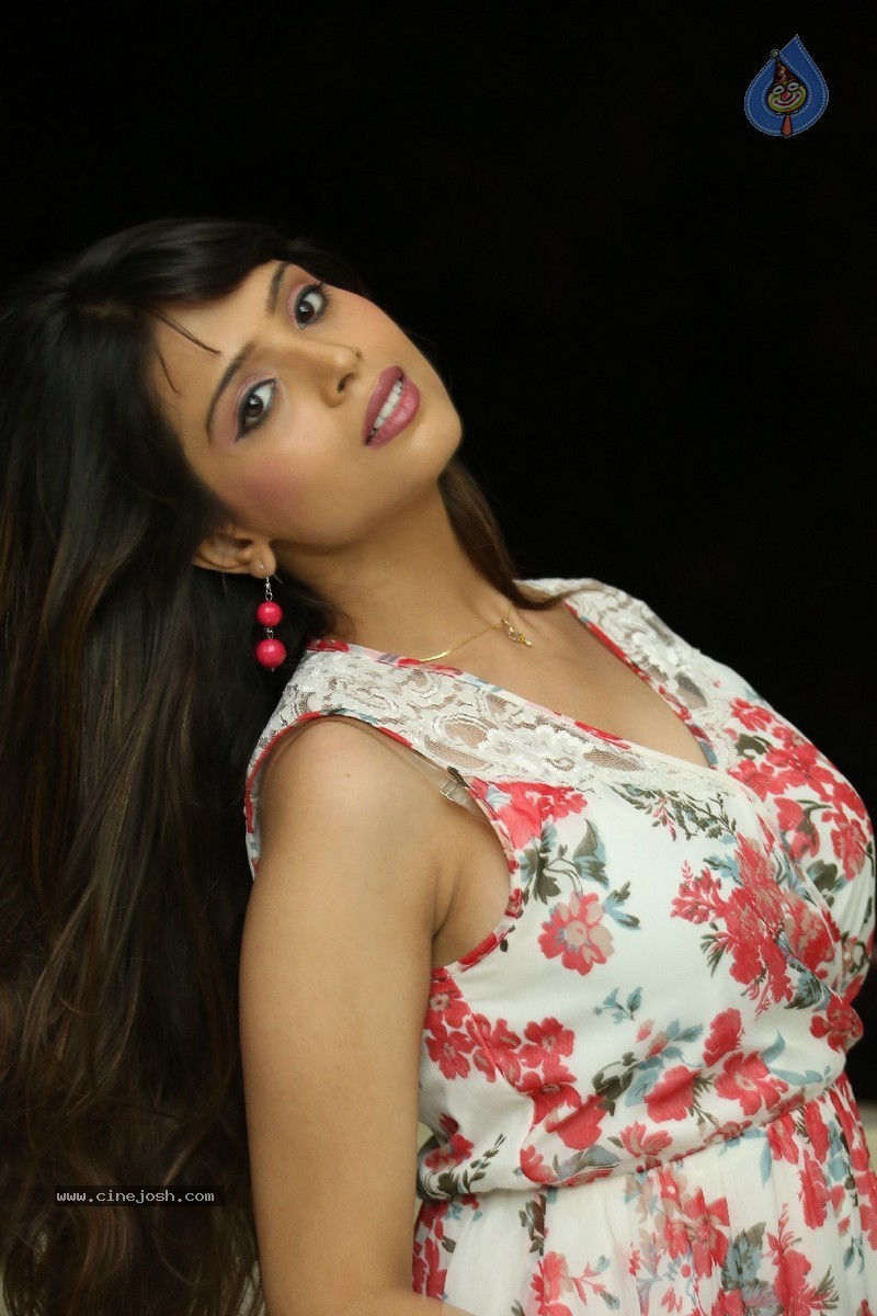 Komal Sharma Stills - 32 / 152 photos