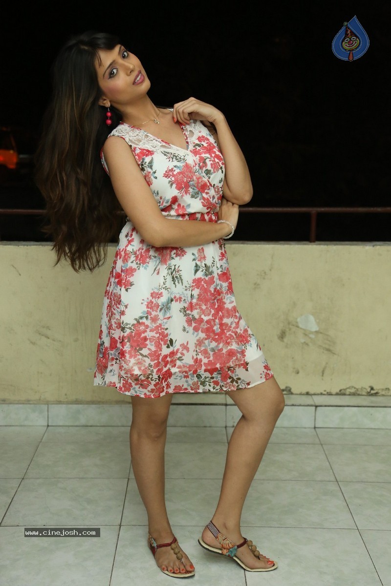 Komal Sharma Stills - 46 / 152 photos