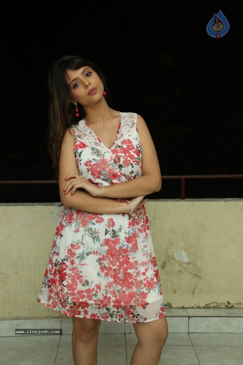 Komal Sharma Stills - 62 / 152 photos