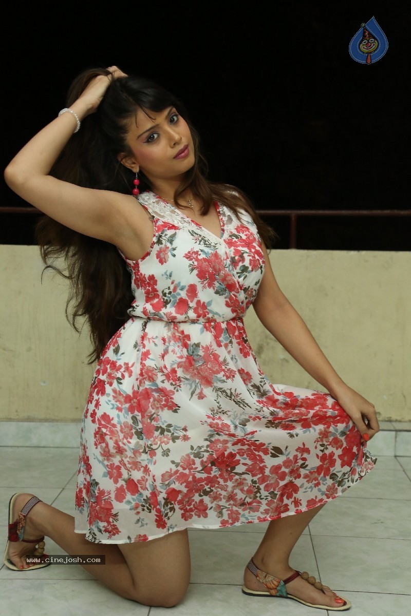 Komal Sharma Stills - 91 / 152 photos