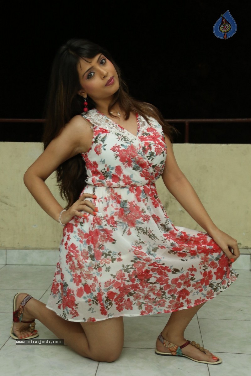 Komal Sharma Stills - 121 / 152 photos