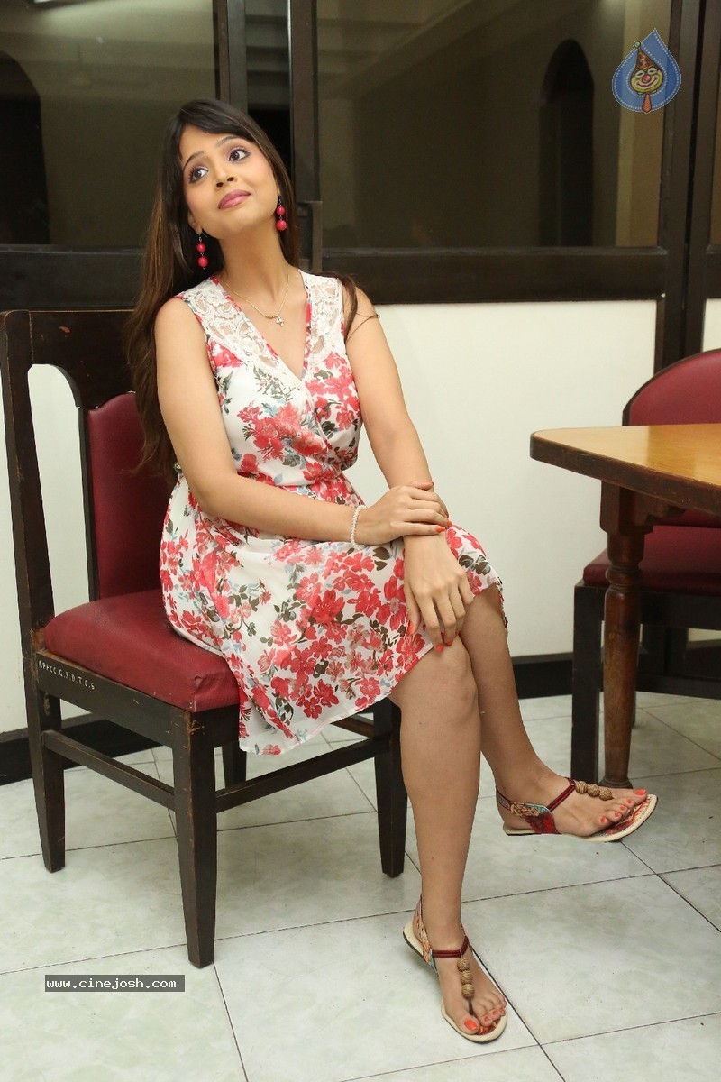 Komal Sharma Stills - 132 / 152 photos