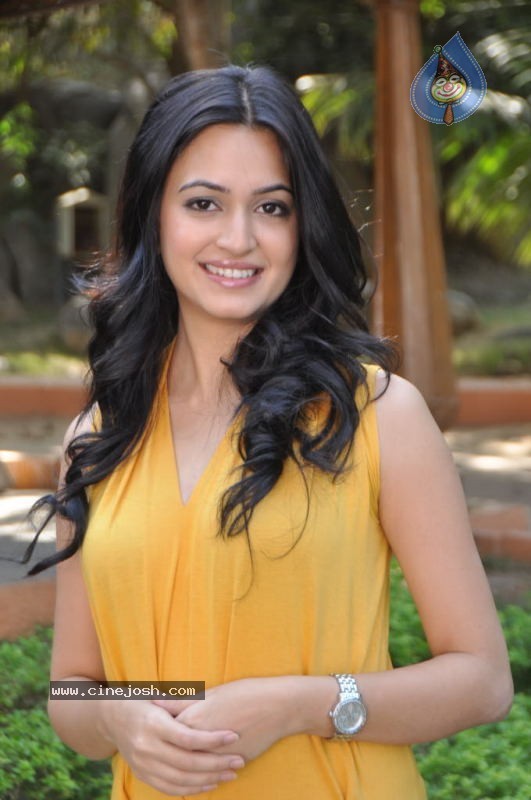 Kriti Kharbanda New Stills - 16 / 69 photos