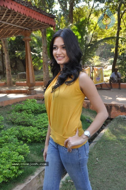 Kriti Kharbanda New Stills - 31 / 69 photos