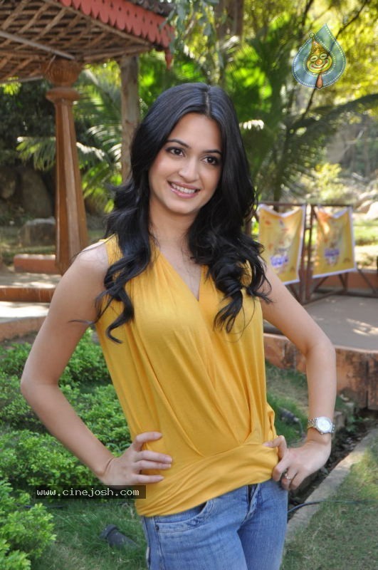 Kriti Kharbanda New Stills - 50 / 69 photos