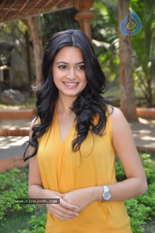 Kriti Kharbanda New Stills - 52 / 69 photos