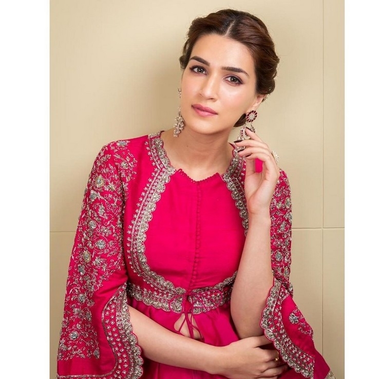 Kriti Sanon Stills - 9 / 13 photos