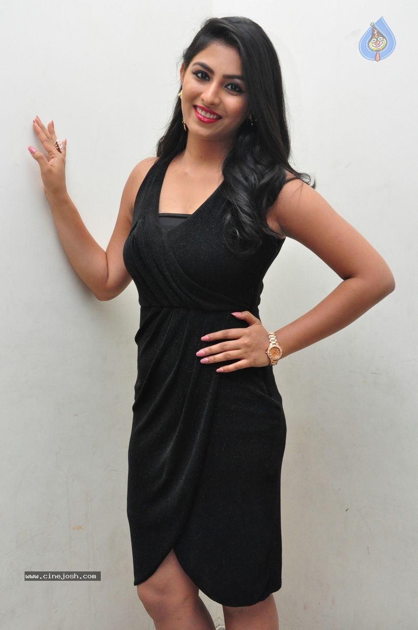 Kruthika Jayakumar Gallery - 18 / 104 photos