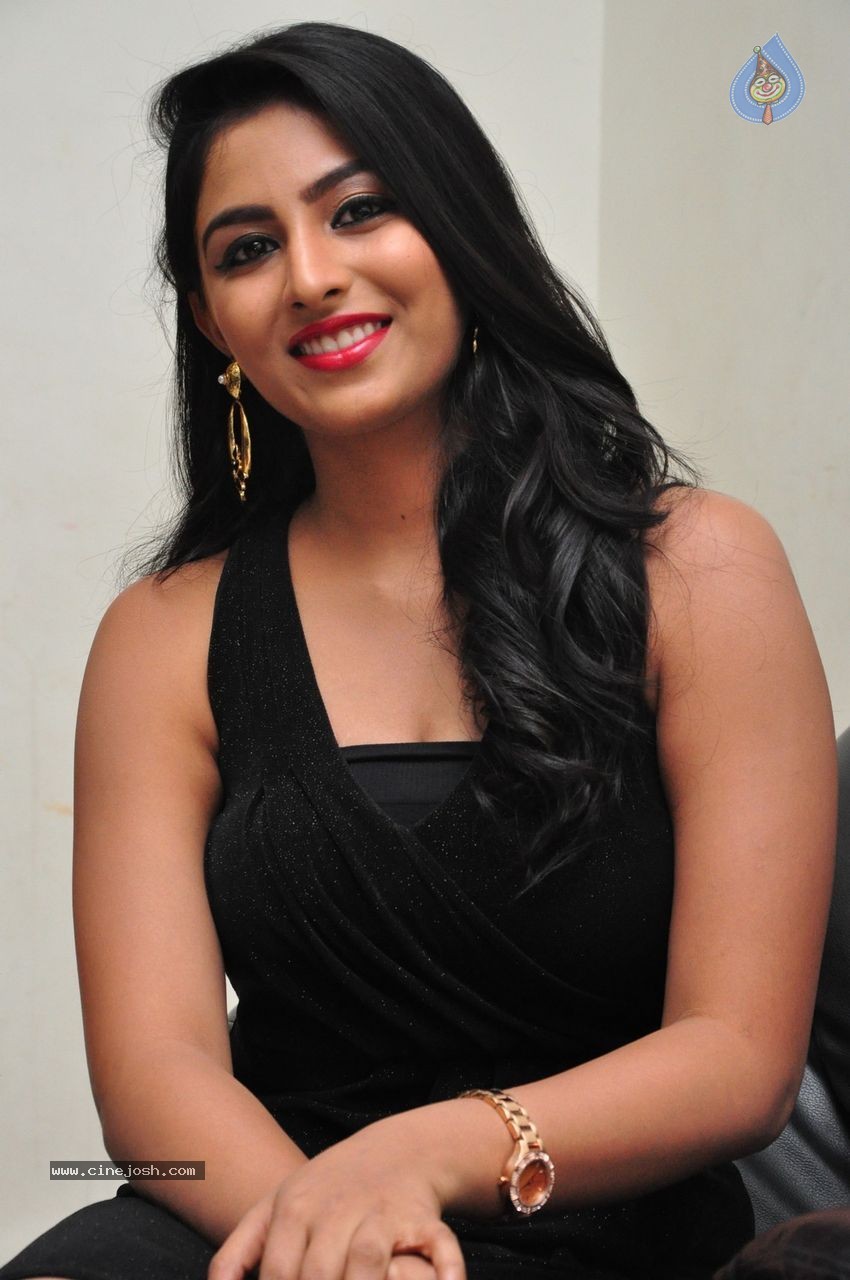 Kruthika Jayakumar Gallery - 71 / 104 photos