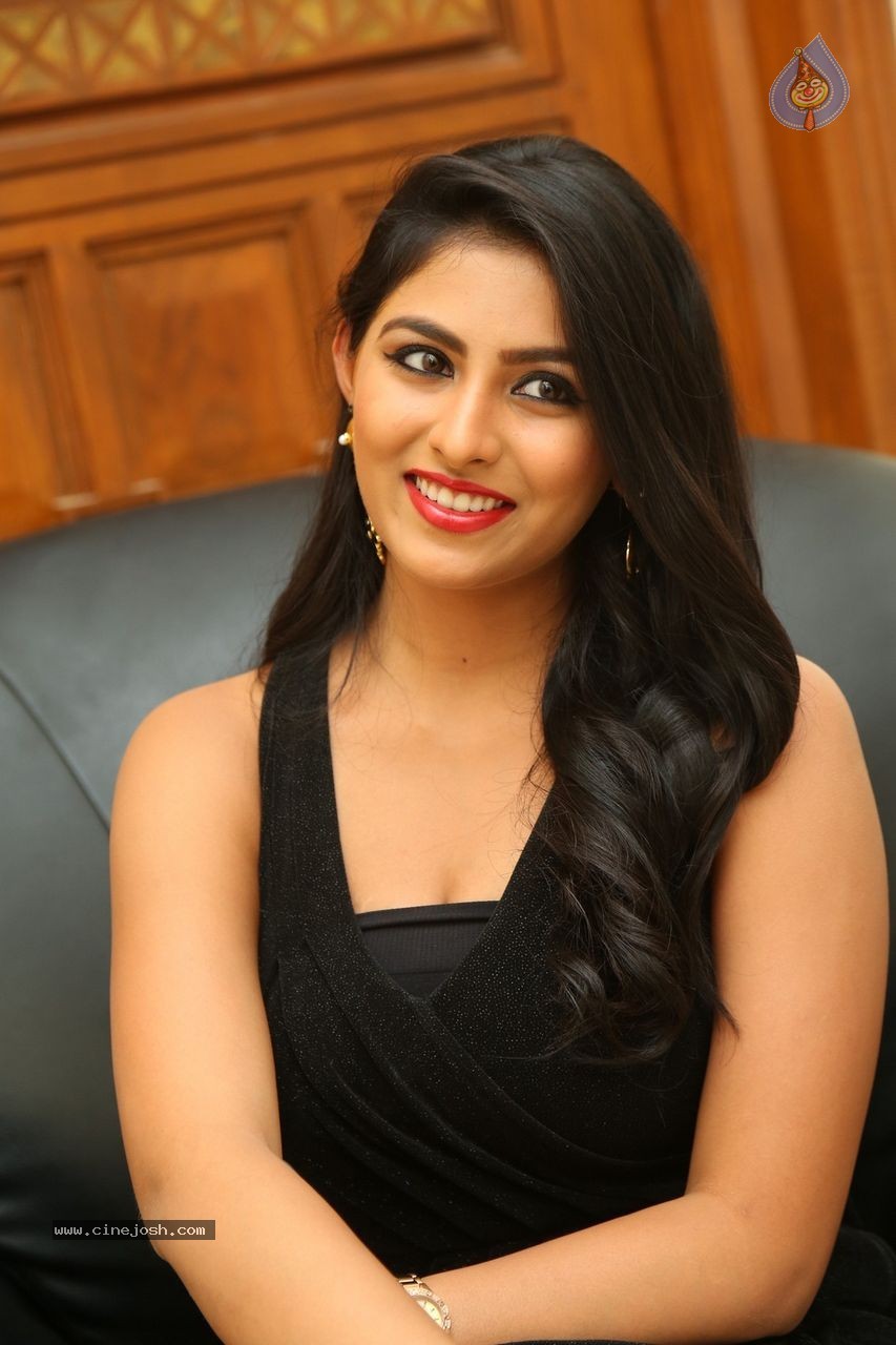 Kruthika Jayakumar Gallery - 87 / 104 photos