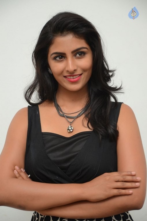 Kruthika Jayakumar Pics - 5 / 37 photos