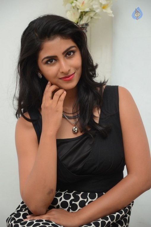 Kruthika Jayakumar Pics - 22 / 37 photos