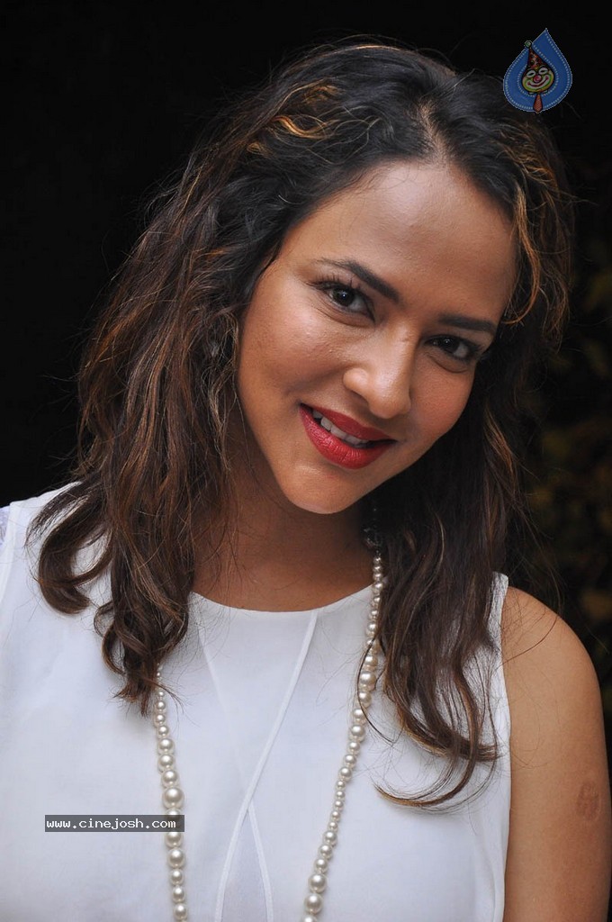 Lakshmi Manchu Stills - 27 / 31 photos