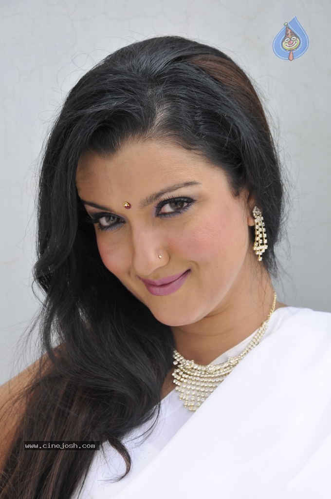 Leena Sidhu Stills - 12 / 14 photos