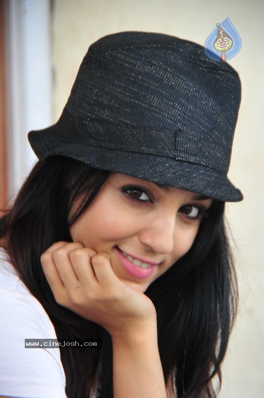 Lekha Washington New Stills - 17 / 60 photos