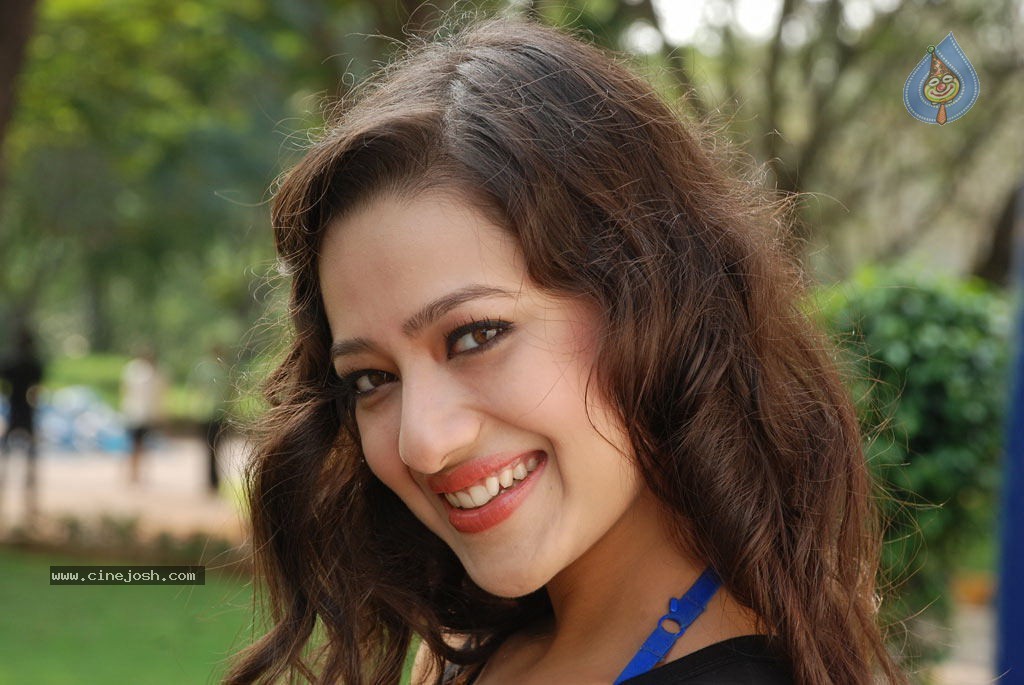 Madalasa Sharma Hot Gallery - 13 / 33 photos