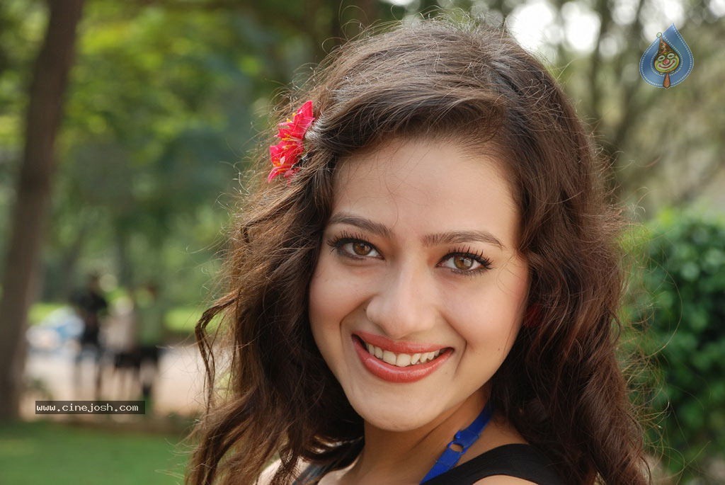 Madalasa Sharma Hot Gallery - 14 / 33 photos