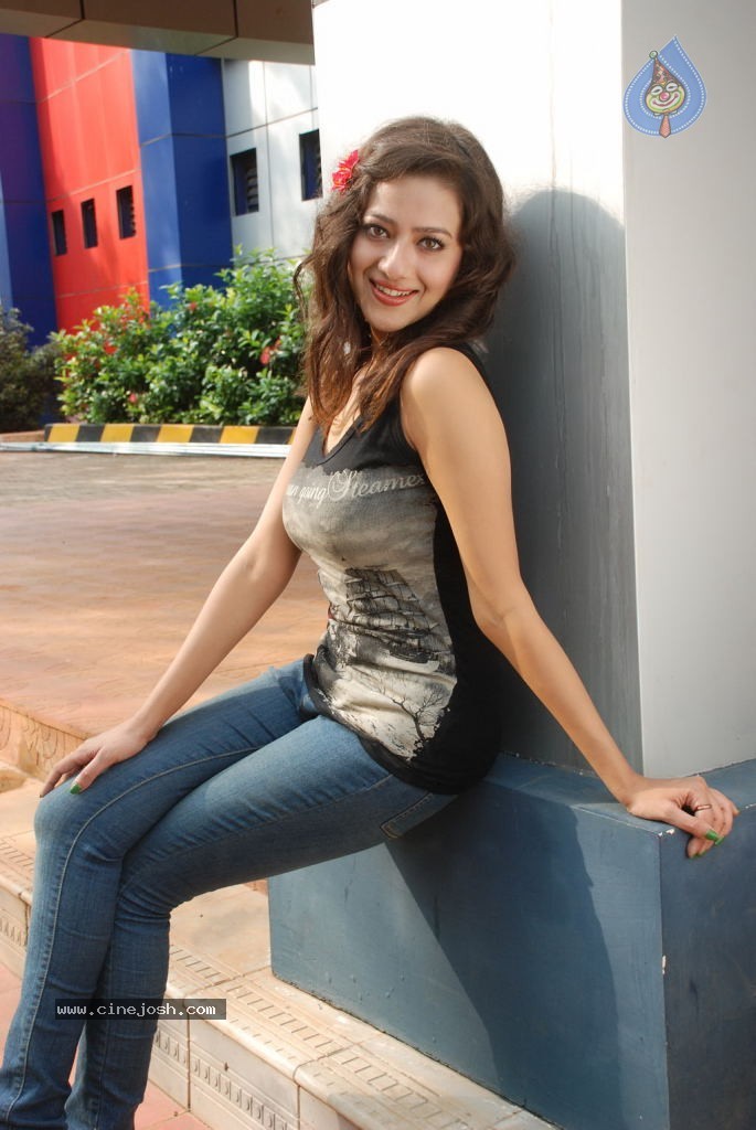 Madalasa Sharma Hot Gallery - 15 / 33 photos