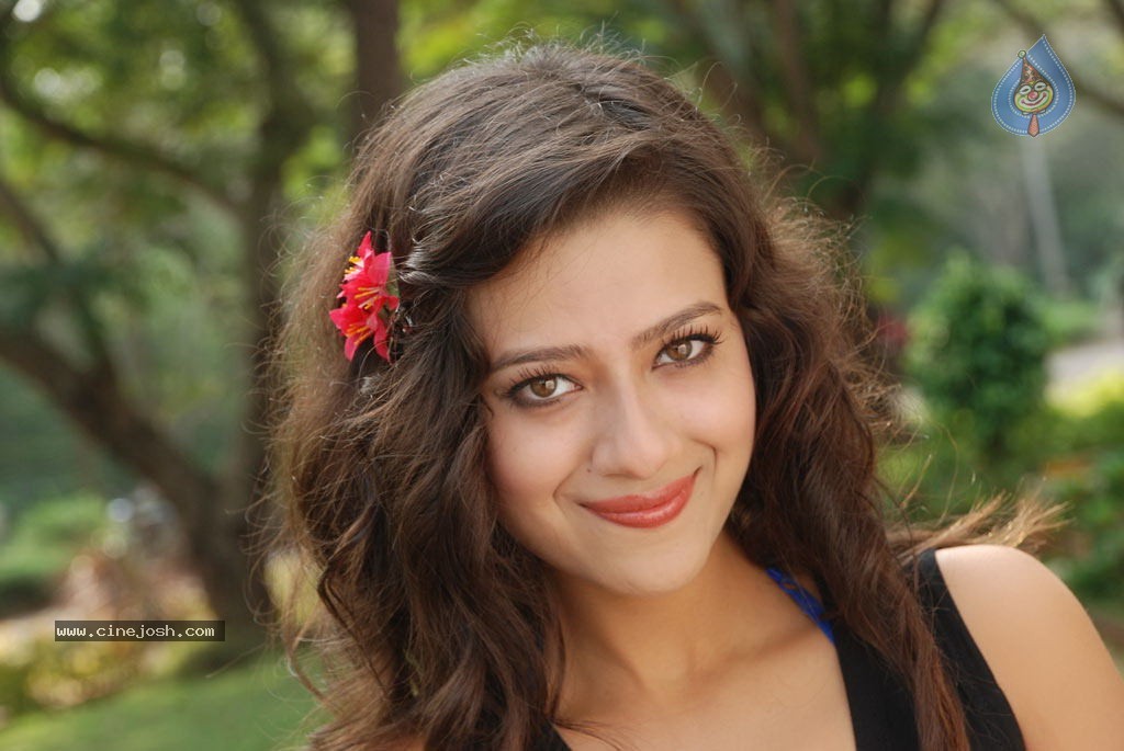 Madalasa Sharma Hot Gallery - 18 / 33 photos