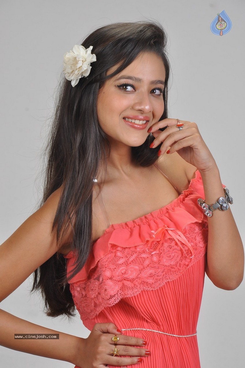 Madalasa Sharma Photoshoot - 8 / 86 photos