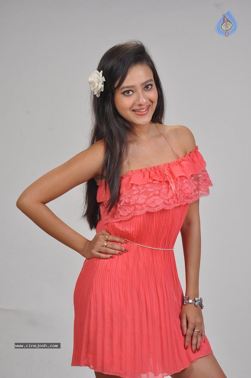 Madalasa Sharma Photoshoot - 23 / 86 photos