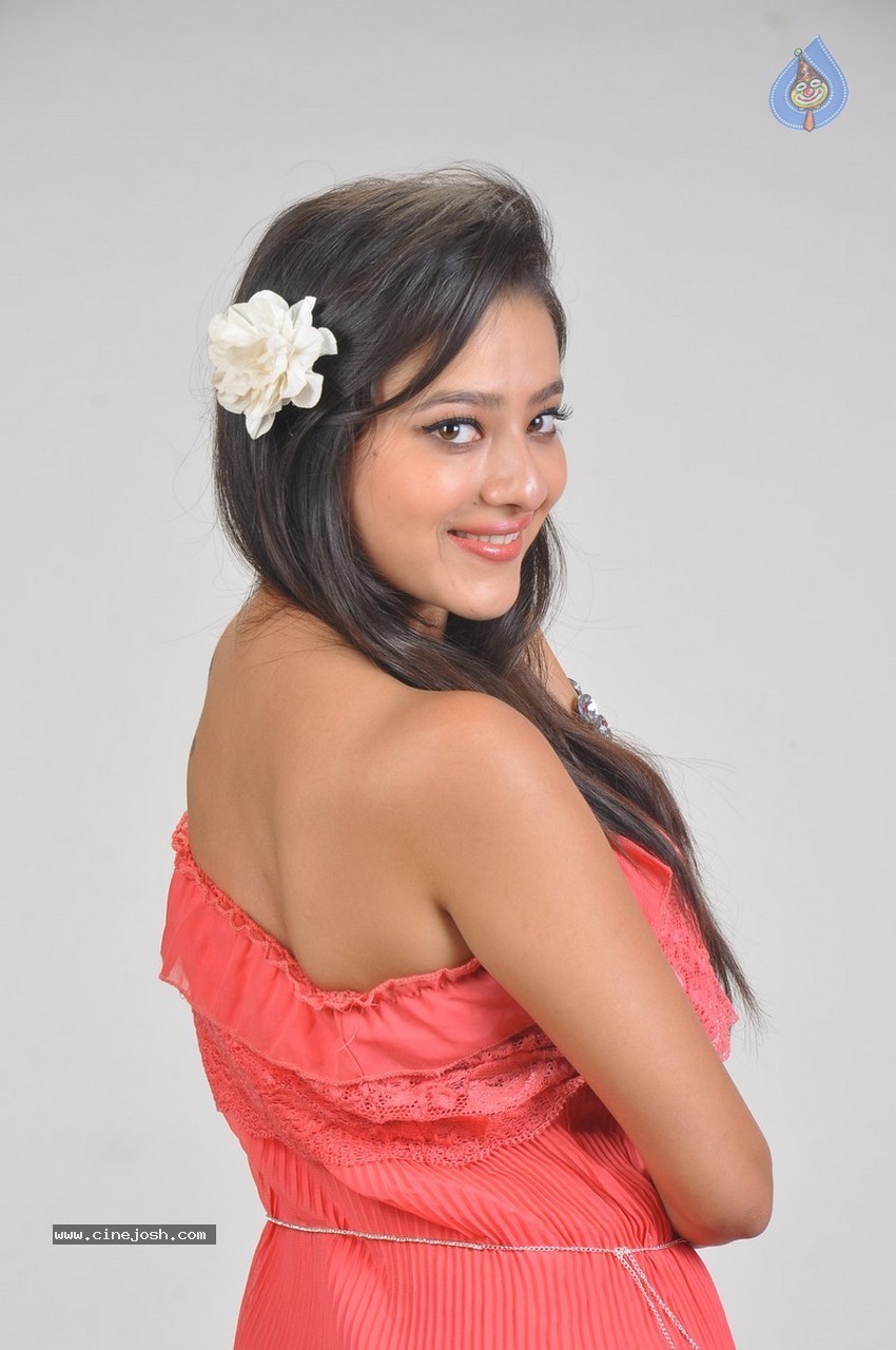 Madalasa Sharma Photoshoot - 29 / 86 photos