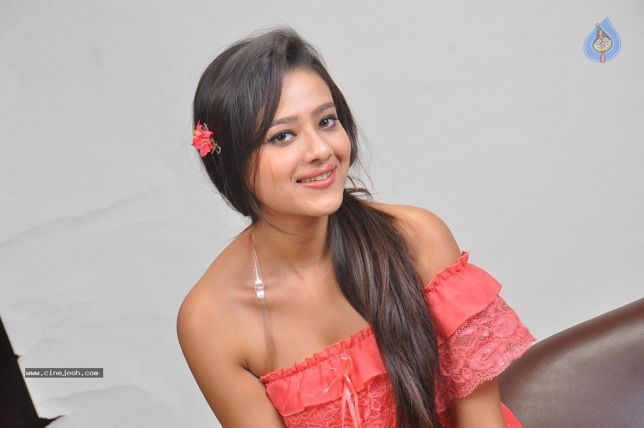 Madalasa Sharma Photoshoot - 42 / 86 photos