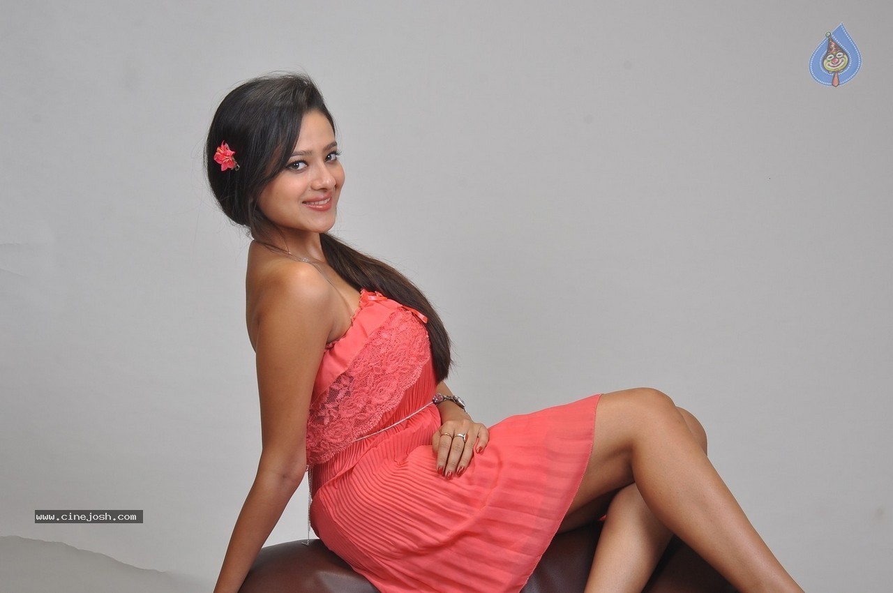 Madalasa Sharma Photoshoot - 62 / 86 photos