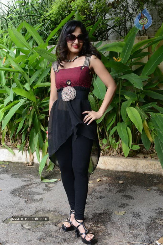 Madhavi Latha Gallery - 5 / 46 photos