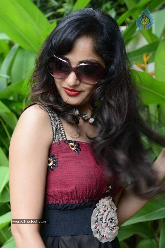 Madhavi Latha Gallery - 14 / 46 photos