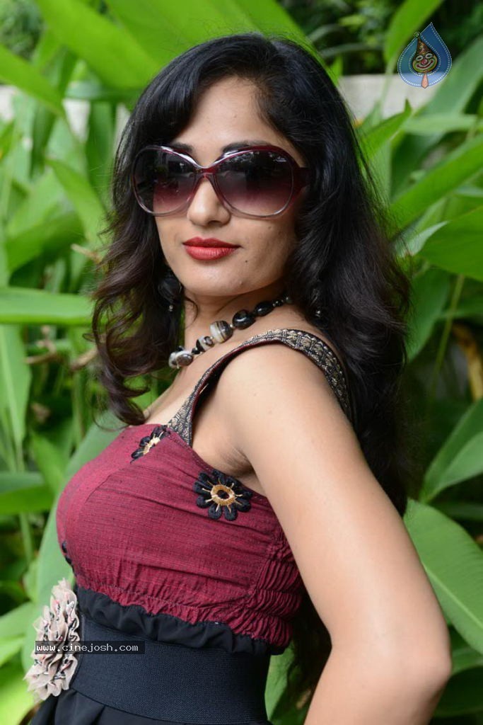 Madhavi Latha Gallery - 18 / 46 photos