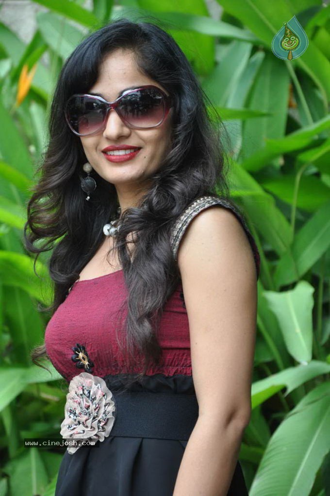 Madhavi Latha Gallery - 37 / 46 photos