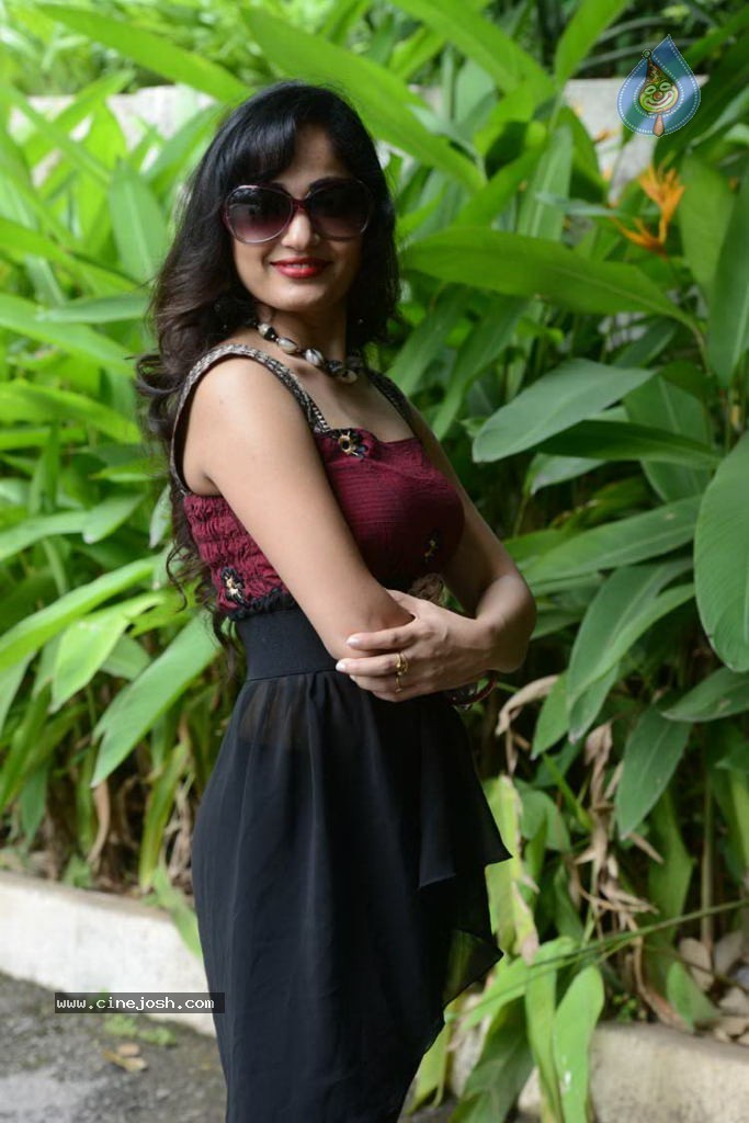 Madhavi Latha Gallery - 38 / 46 photos