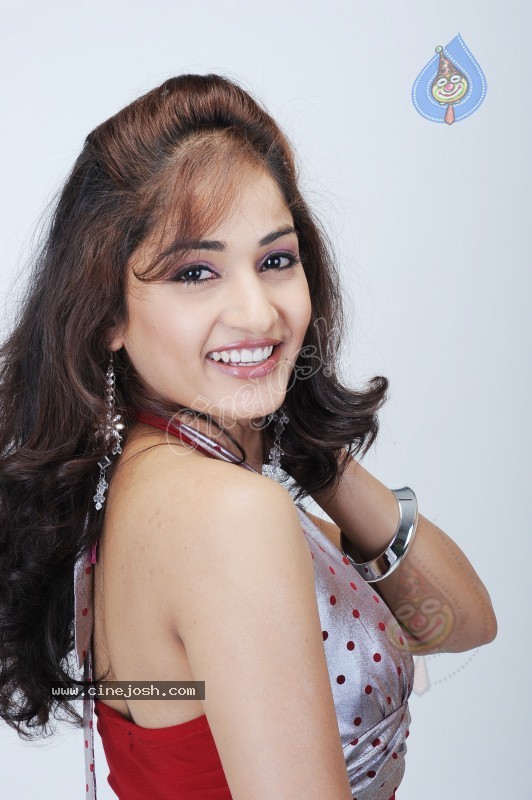 Madhavi Latha New Pics - 42 / 60 photos