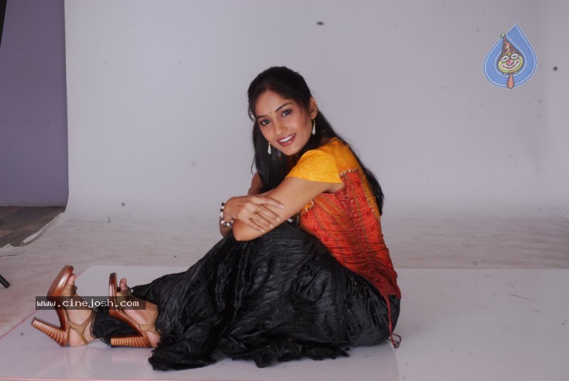 Madhavi Latha Photo Gallery - 7 / 58 photos