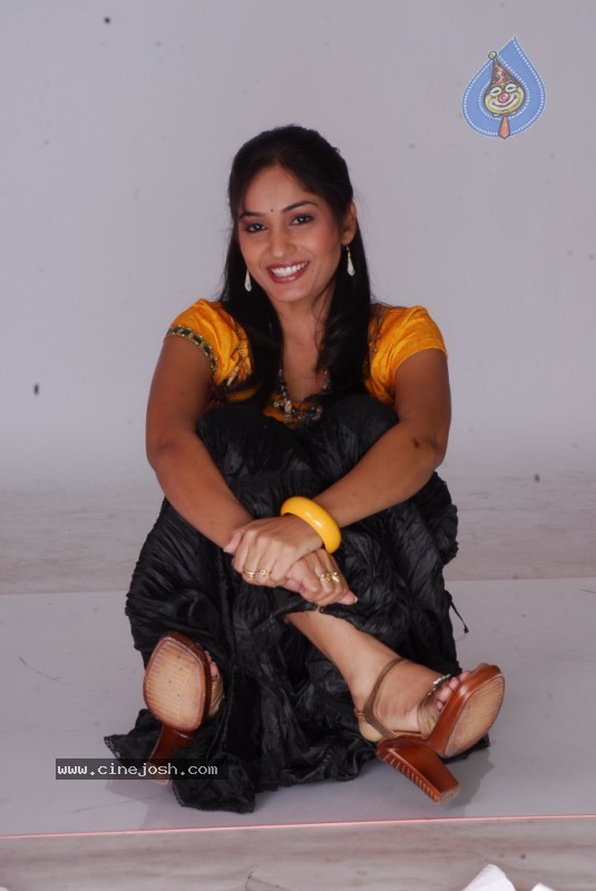 Madhavi Latha Photo Gallery - 32 / 58 photos