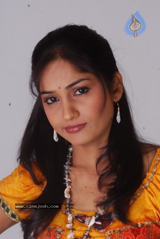 Madhavi Latha Photo Gallery - 37 / 58 photos