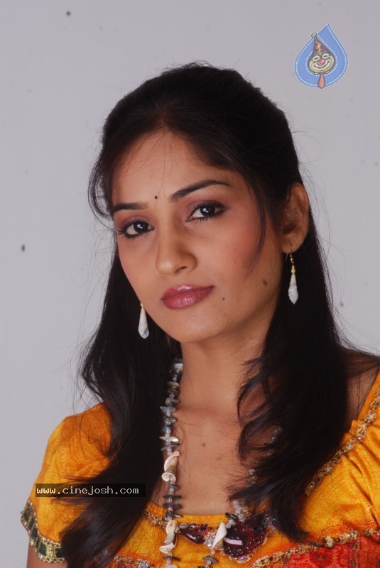 Madhavi Latha Photo Gallery - 38 / 58 photos