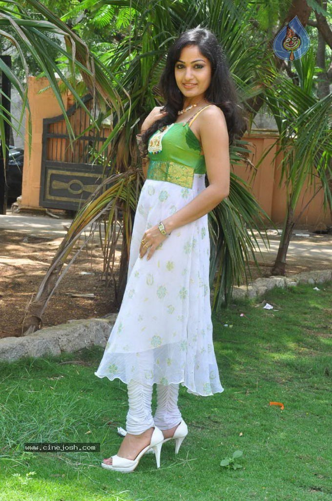 Madhavi Latha Photos - 1 / 64 photos