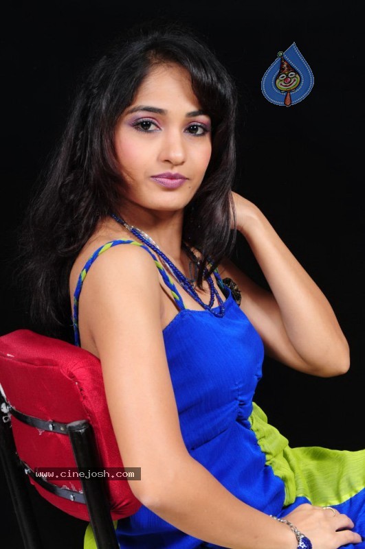 Madhavi Latha Stills - 26 / 210 photos