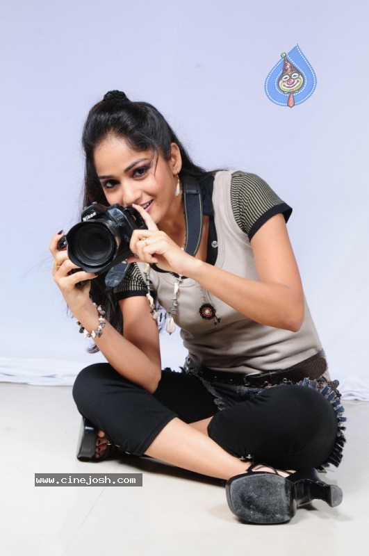 Madhavi Latha Stills - 39 / 210 photos