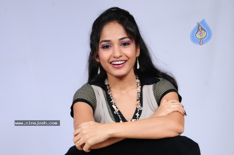 Madhavi Latha Stills - 72 / 210 photos