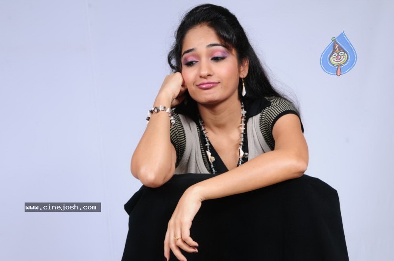 Madhavi Latha Stills - 78 / 210 photos