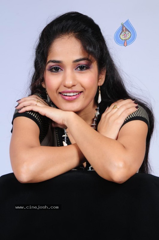 Madhavi Latha Stills - 85 / 210 photos