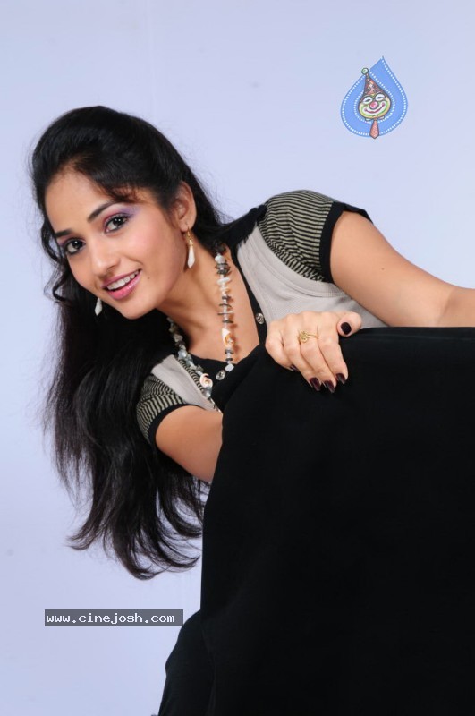 Madhavi Latha Stills - 102 / 210 photos